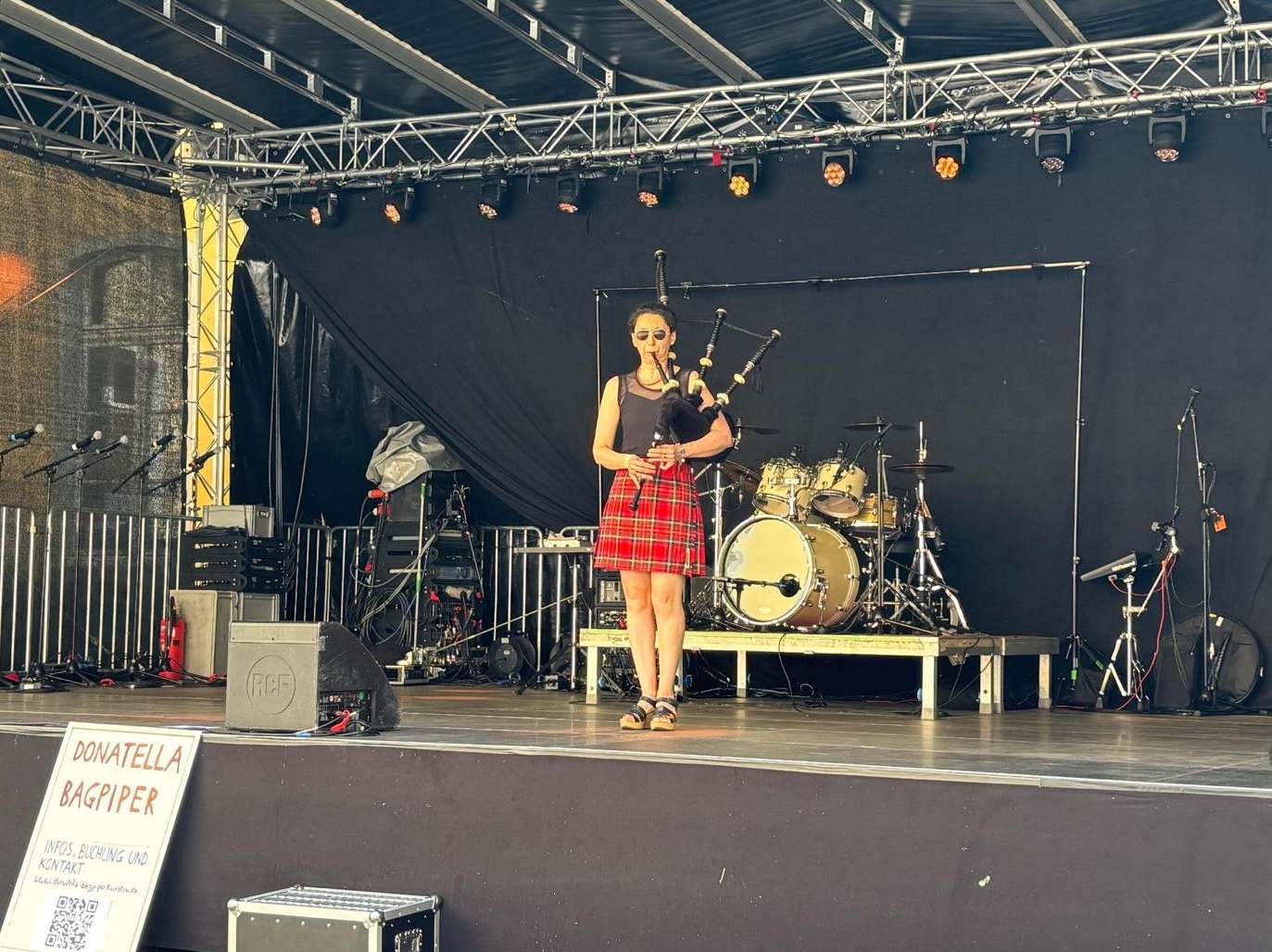 Donatella Bagpiper beim Festival Brühler Band and Beats (Bild by Michaela Ansey/Ausschnitt) Donatella Bagpiper beim Festival Brühler Band and Beats (Bild by Michaela Ansey/Ausschnitt)